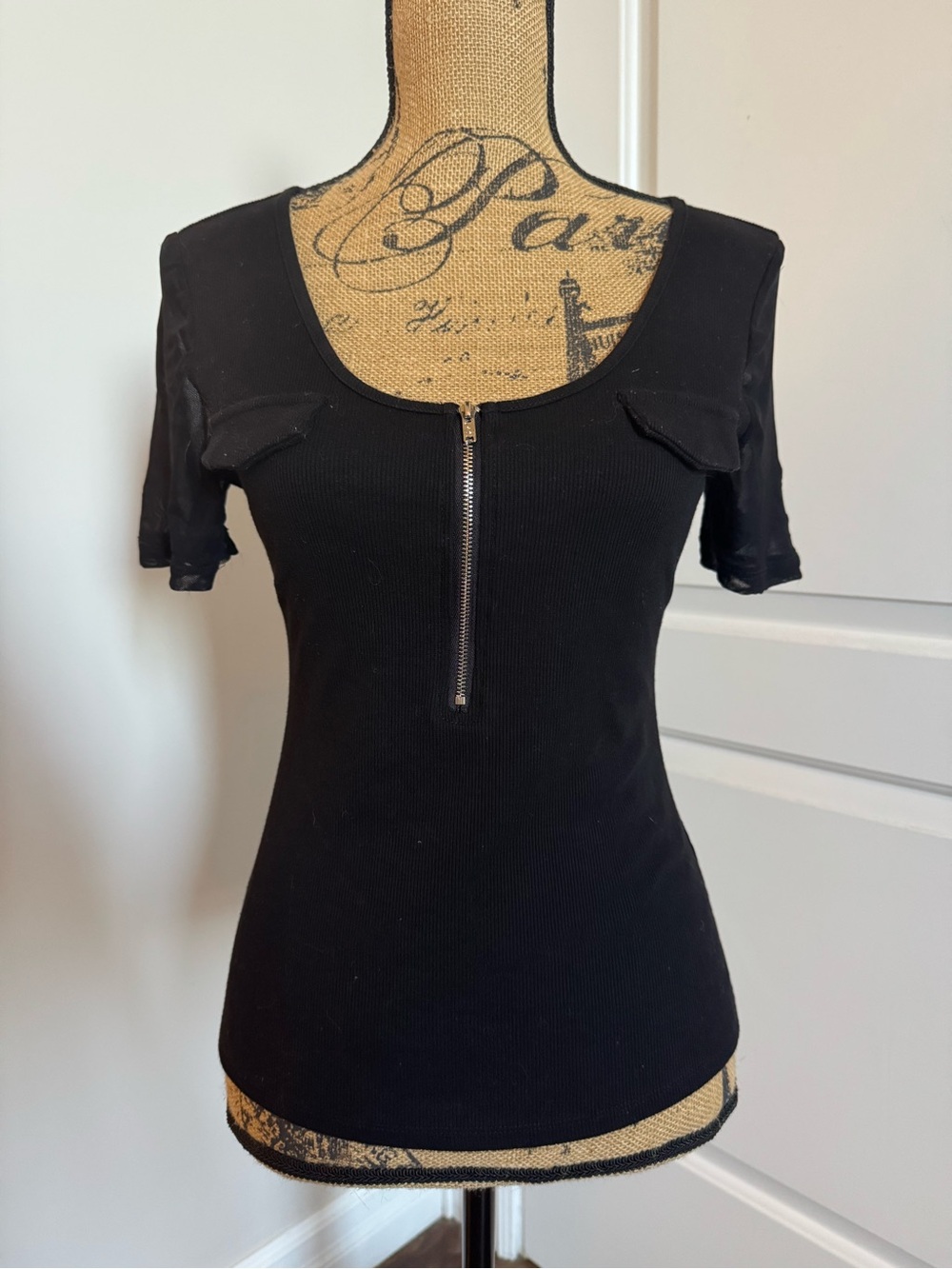 SHEIN Black Short-Sleeve Scoop Neck Zip Front Top